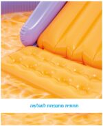 בריכת משחקים עם מגלשה
